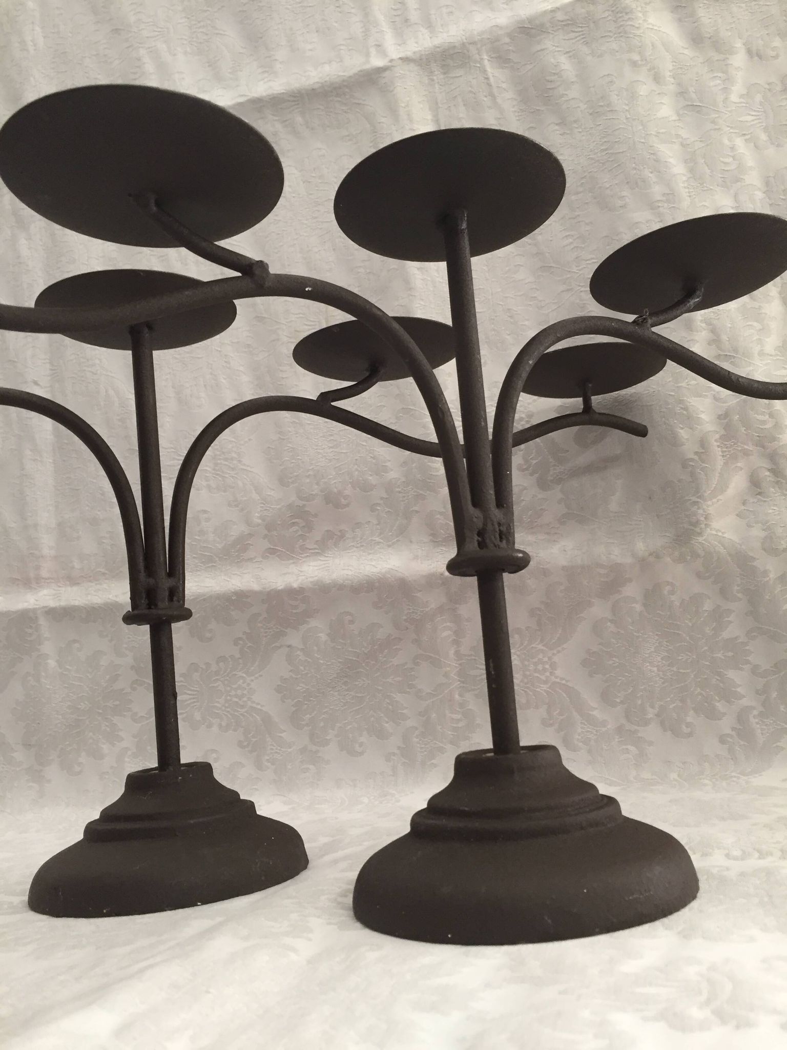 Paire de pique cierge porte bougies chandeliers candélabres bougeoirs fonte