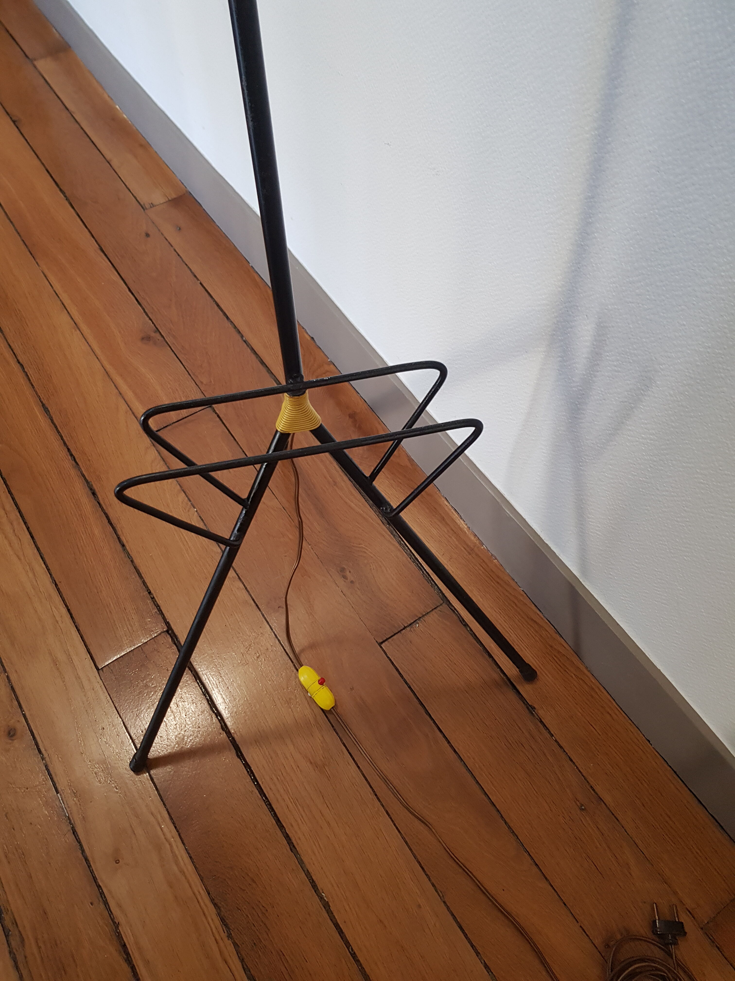 Tripod lamp