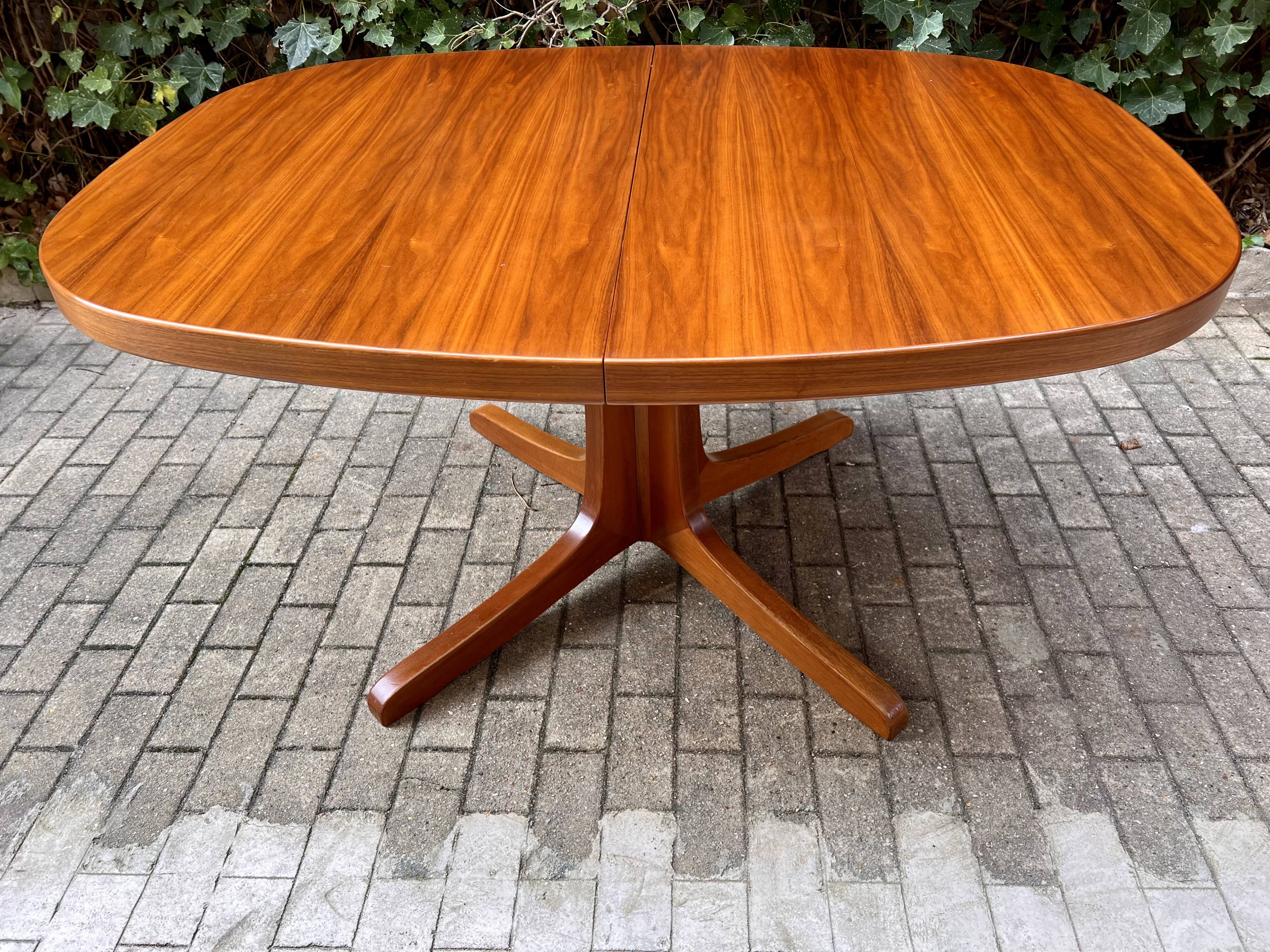 Table en teck extensible à deux rallonges