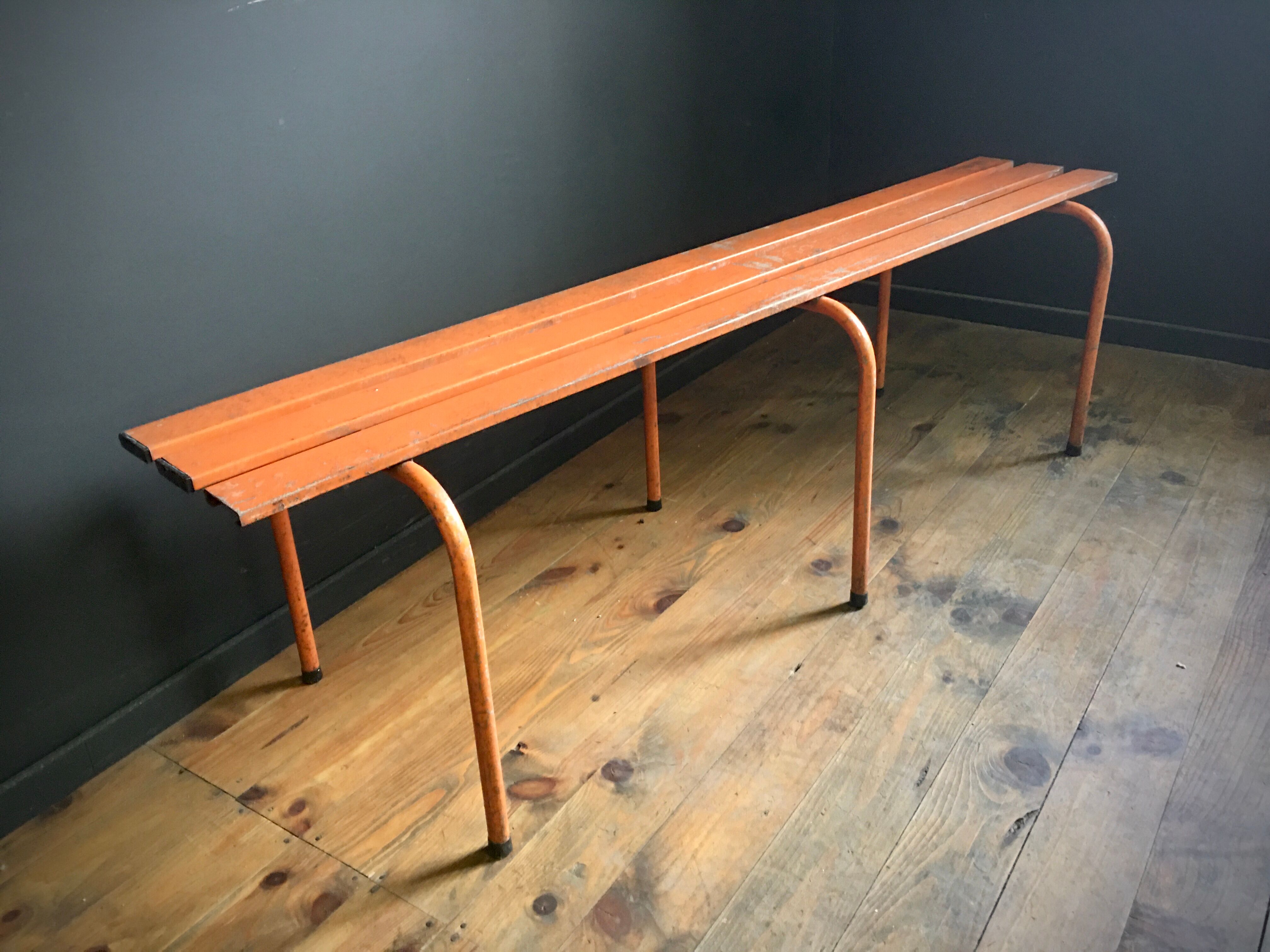 Ancien banc métallique orange