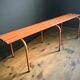 Ancien banc métallique orange