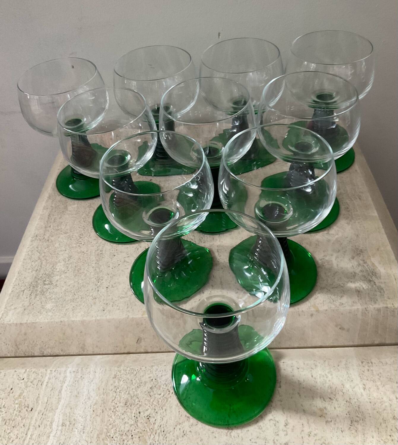 Series of 10 vintage stemmed glasses from the 70s