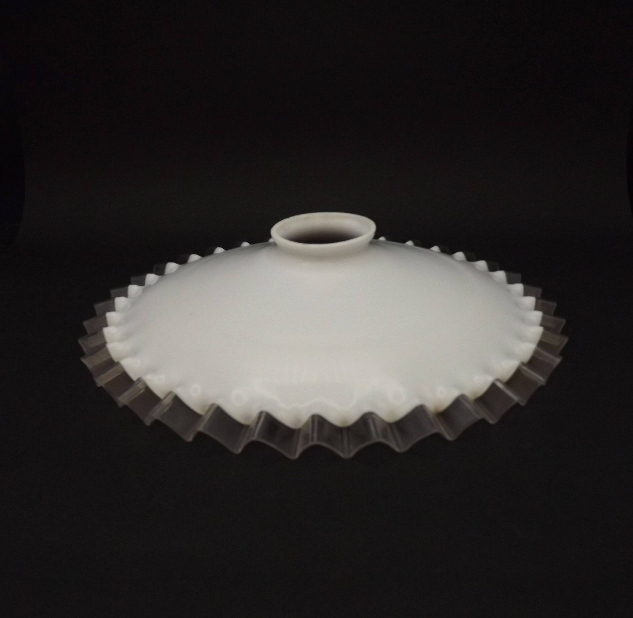 Abat-jour pendentif en verre frangé blanc opalin clair bord festonné