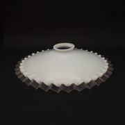 Abat-jour pendentif en verre frangé blanc opalin clair bord festonné