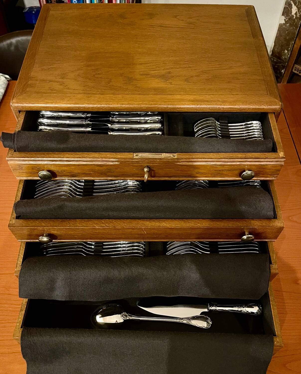 Oak silverware 132 place settings in excellent condition for Christofle Ercuis or others