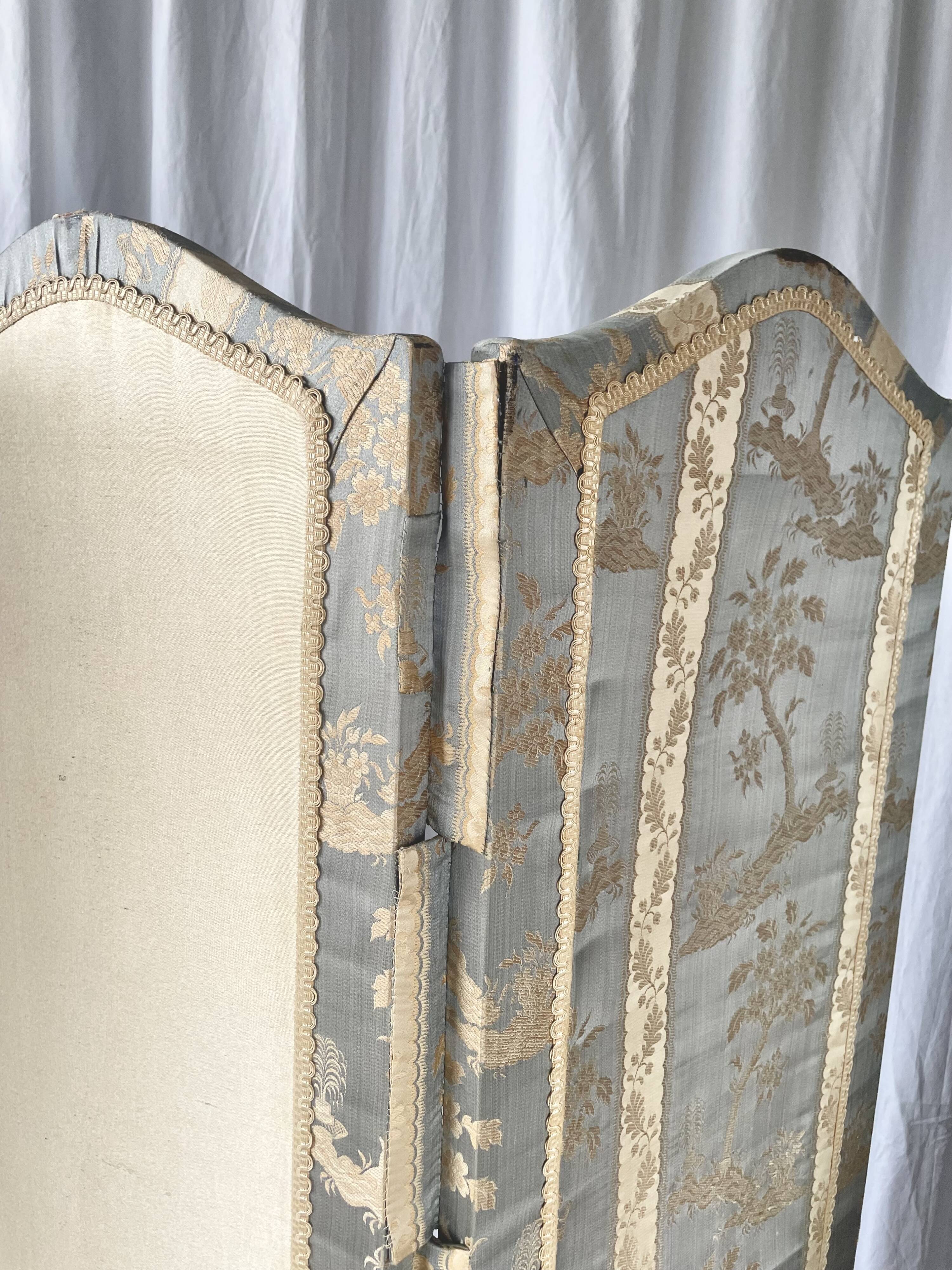 Antique Chinoiserie-style screen from the early 20th century in damask silk.