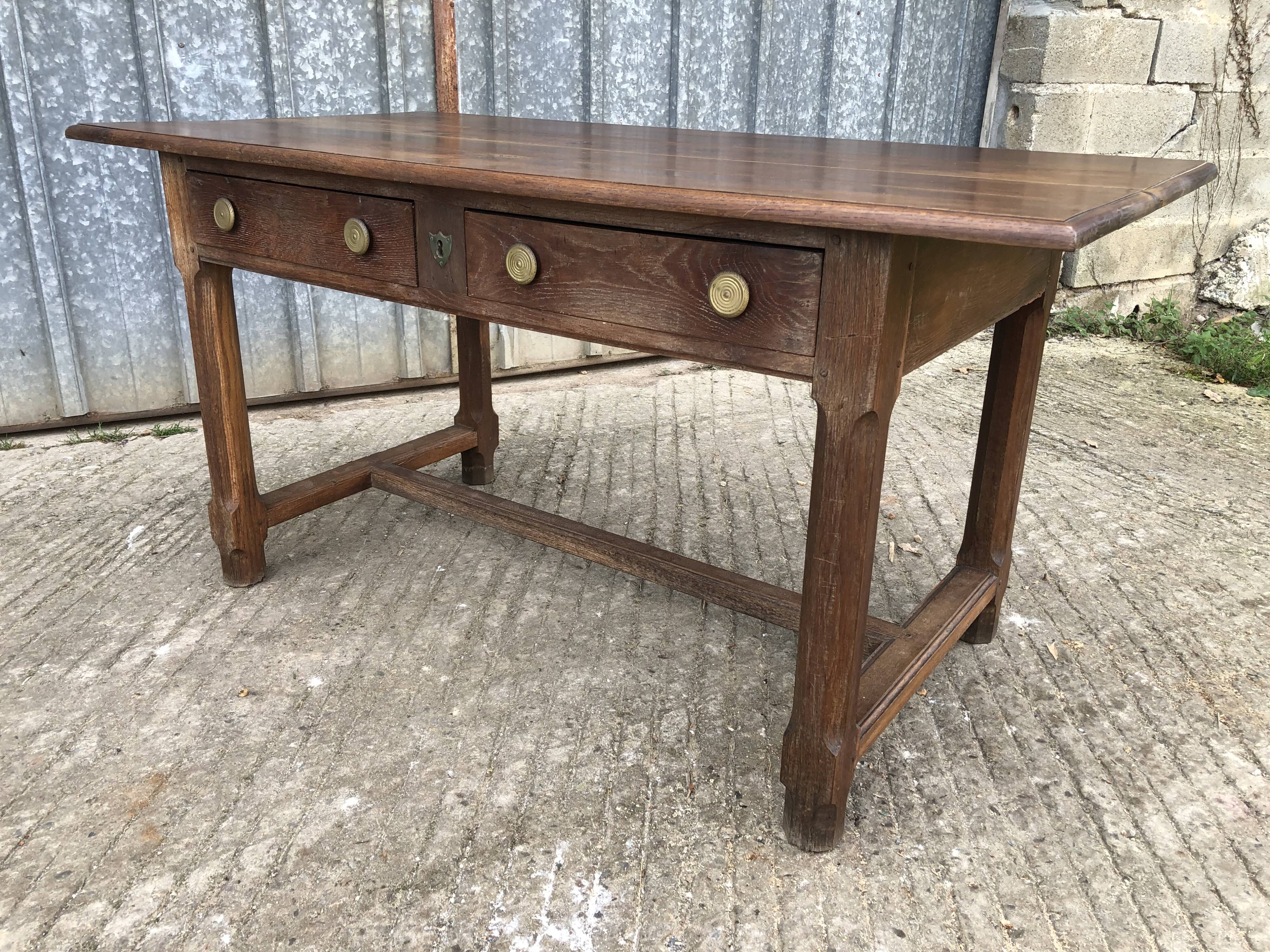 Table ancienne à barre à chat en chêne massif avec 2 tiroirs de face.