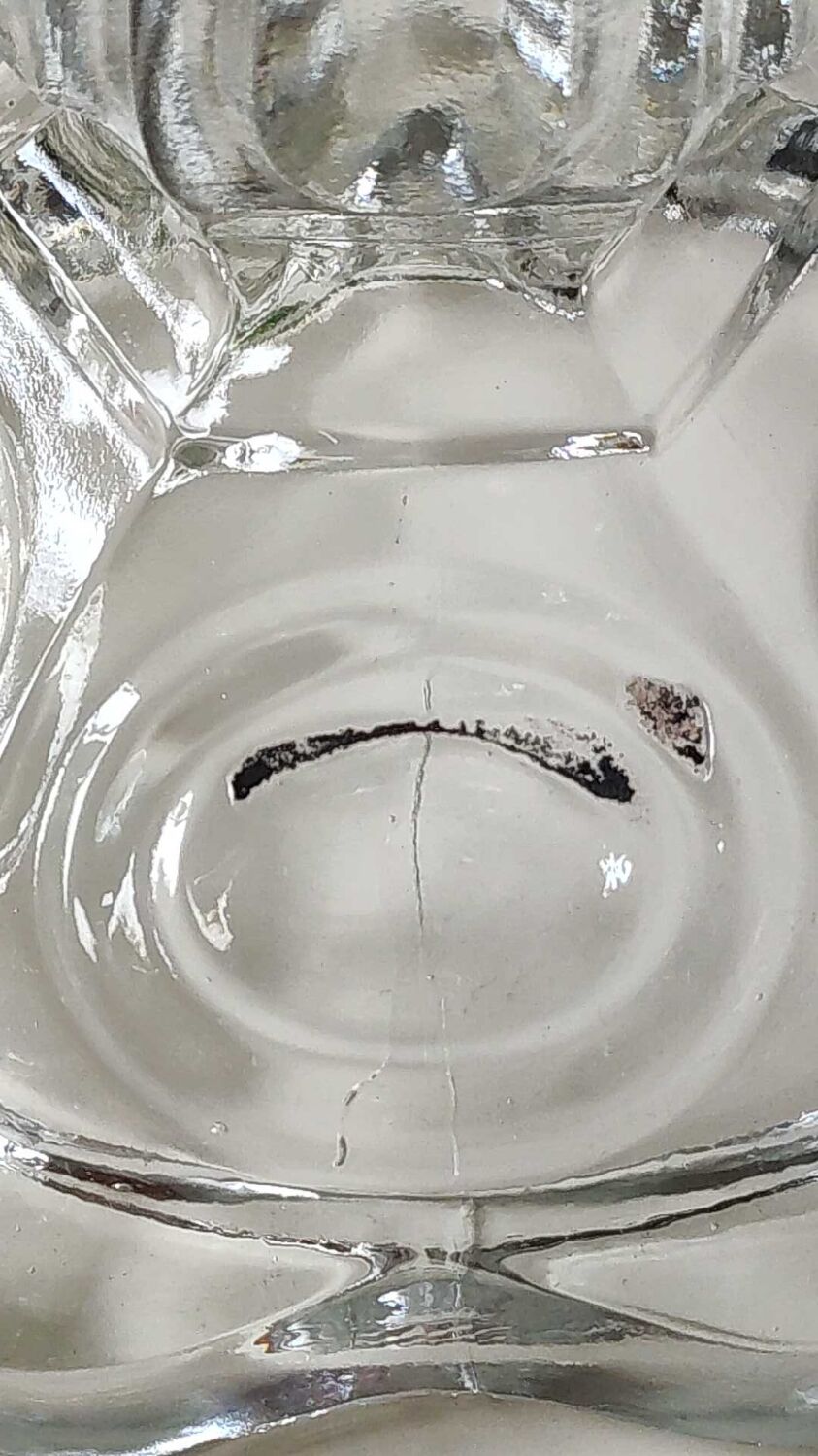 Paire de bougeoirs verre moulé, forme florale/godronnée, verrerie de portieux. années 50.