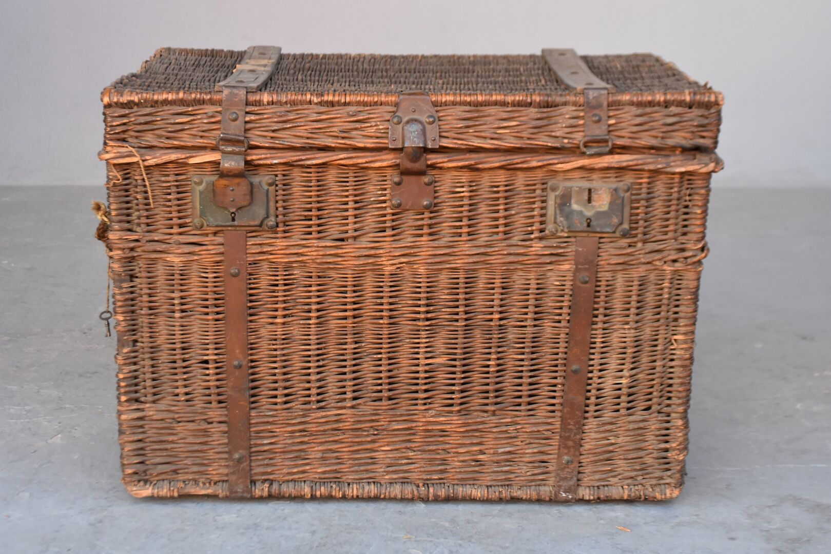Travel trunk 1900 in wicker