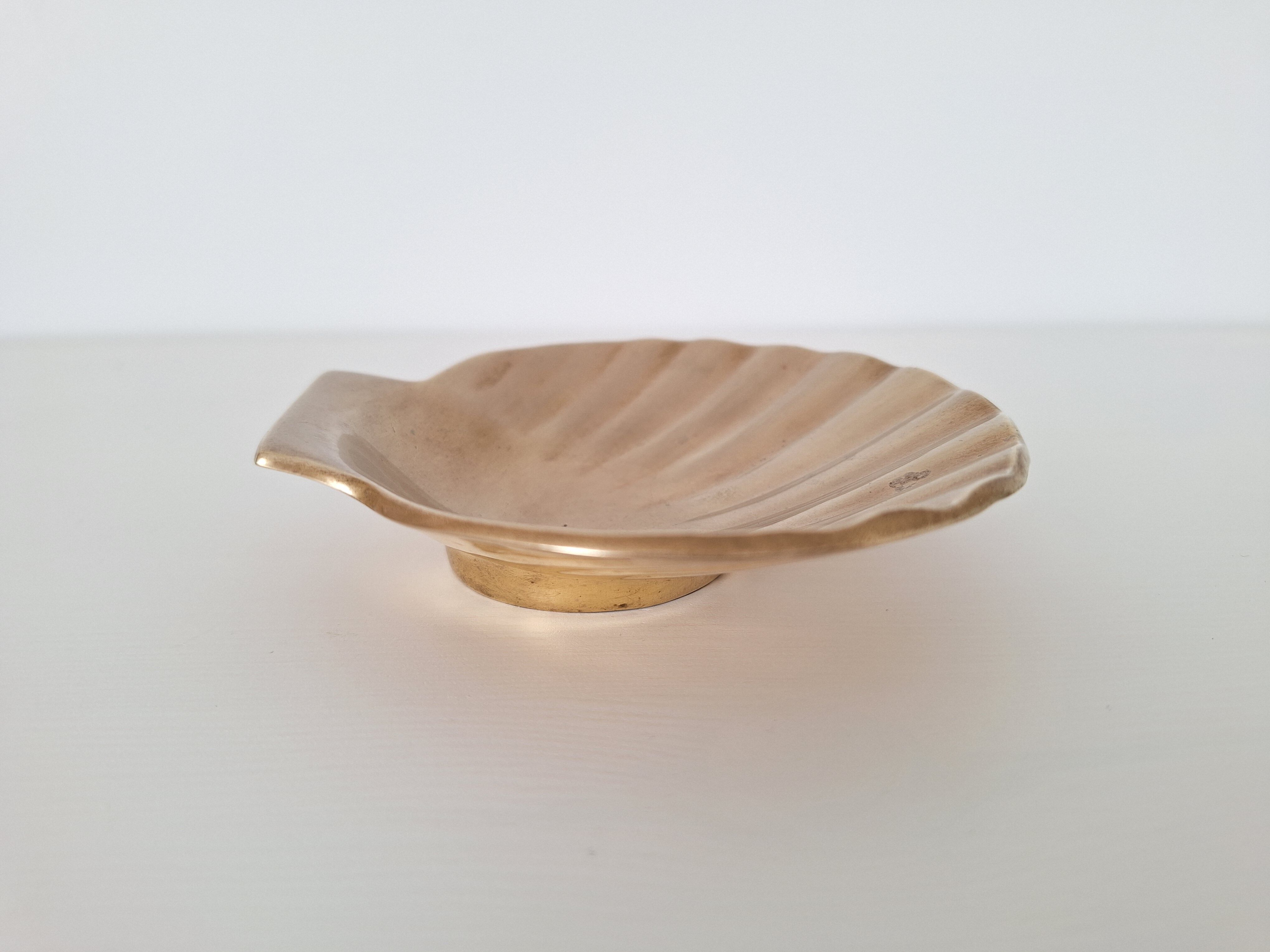 Shell-shaped brass catchall.