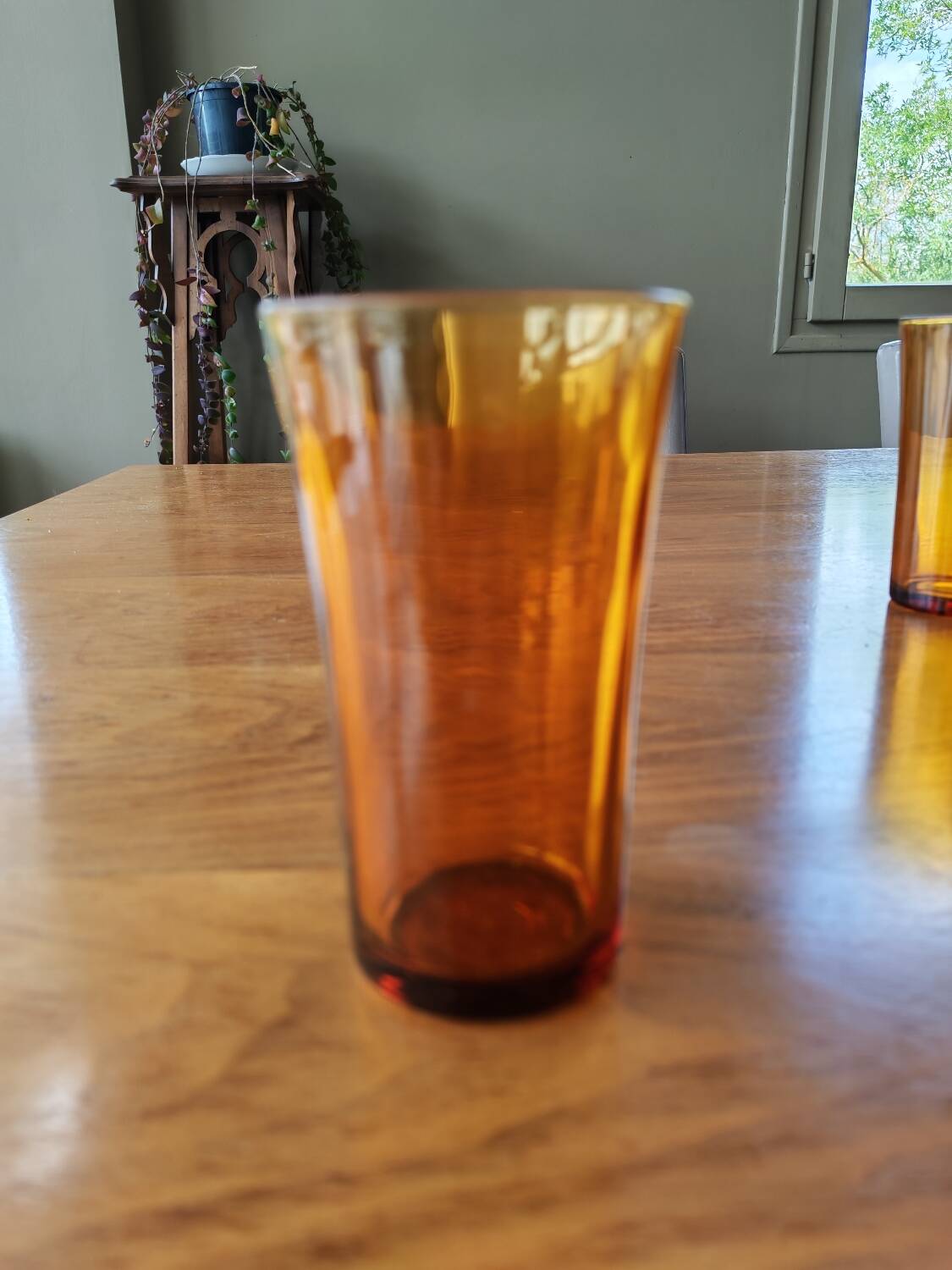 Lot de 9 gobelets hauts vintage en verre ambre