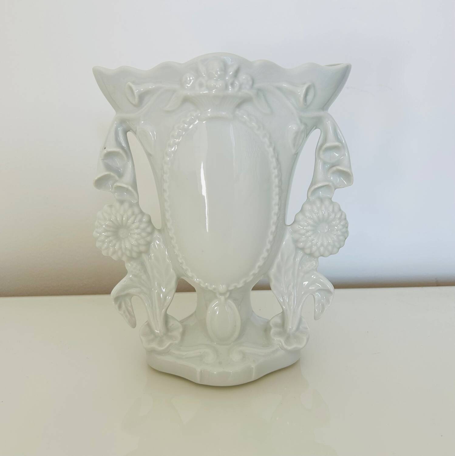 Bride's vase in porcelain