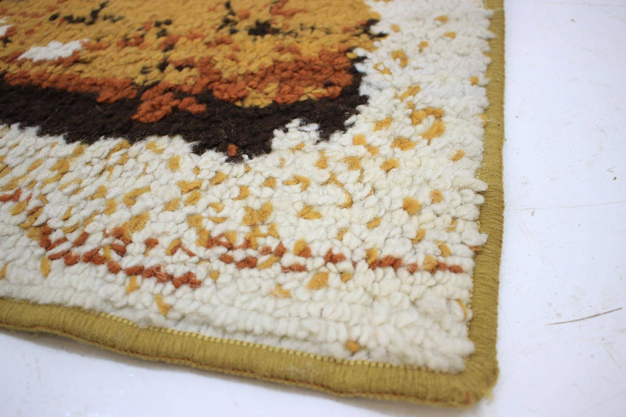 Ensemble de trois tapis rouges au design rétro, années 1980.