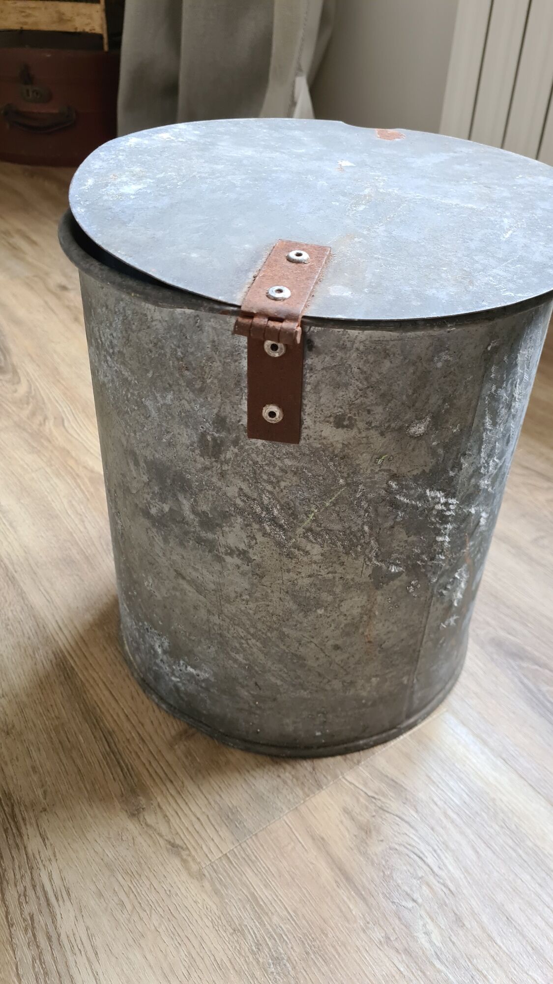 Old large zinc pot with lid / vintage Dimensions: 29x26