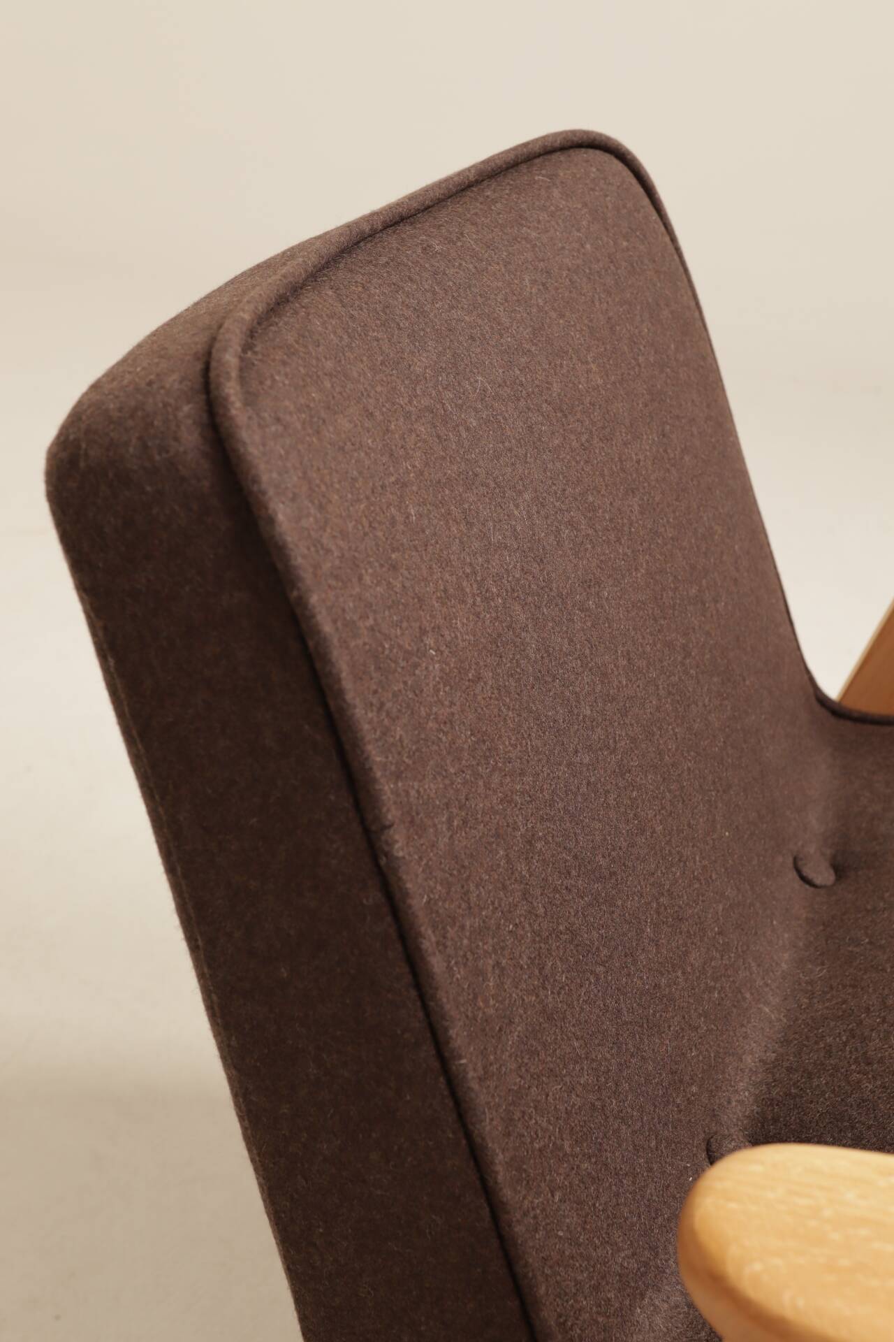 Fauteuil rétro en tissu en laine cacao, bois de hêtre naturel