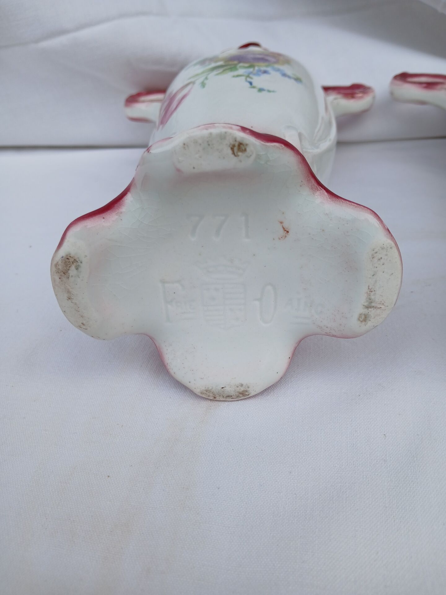 Paire d'anciens vases en barbotine d'Onnaing
