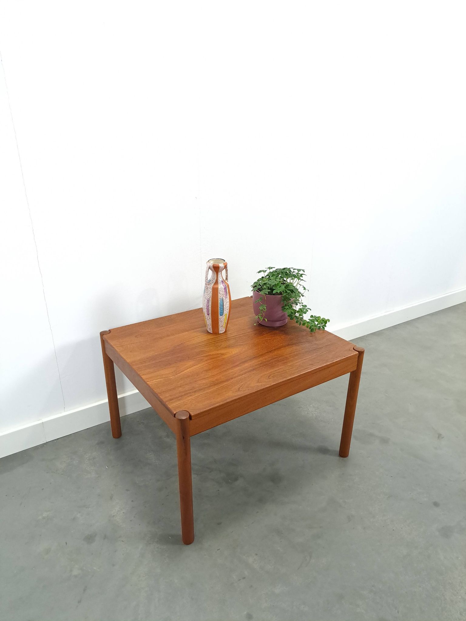 Vierkante Deense teak salontafel Magnus Olesen met ronde poten, nr.2