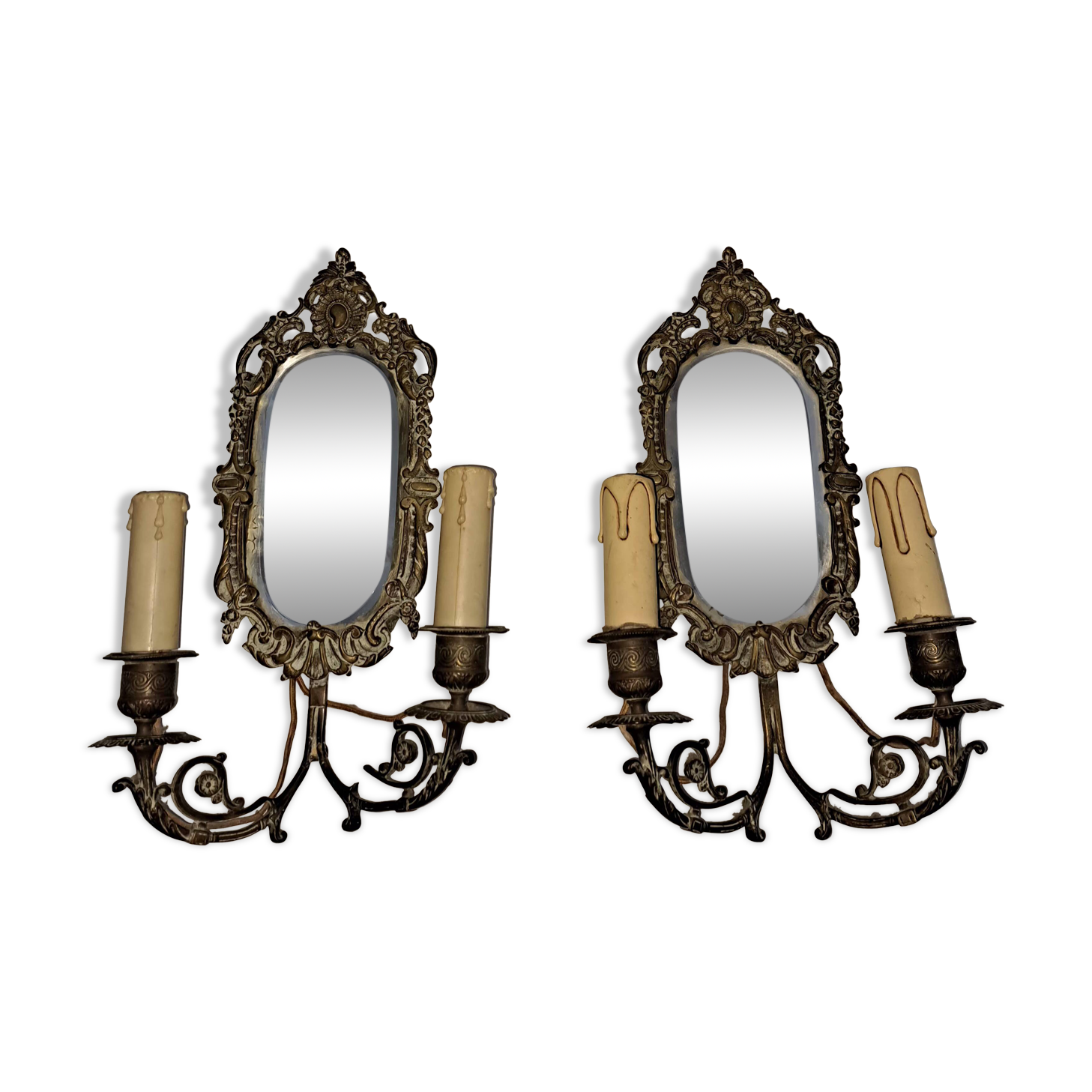 Paire d'appliques, miroirs, chandelier en bronzé.