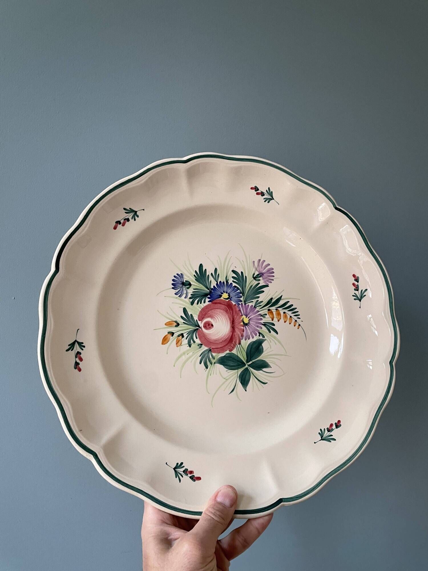 Lot de 2 plats ronds et d’1 saladier en faïence St Clément peints à la main