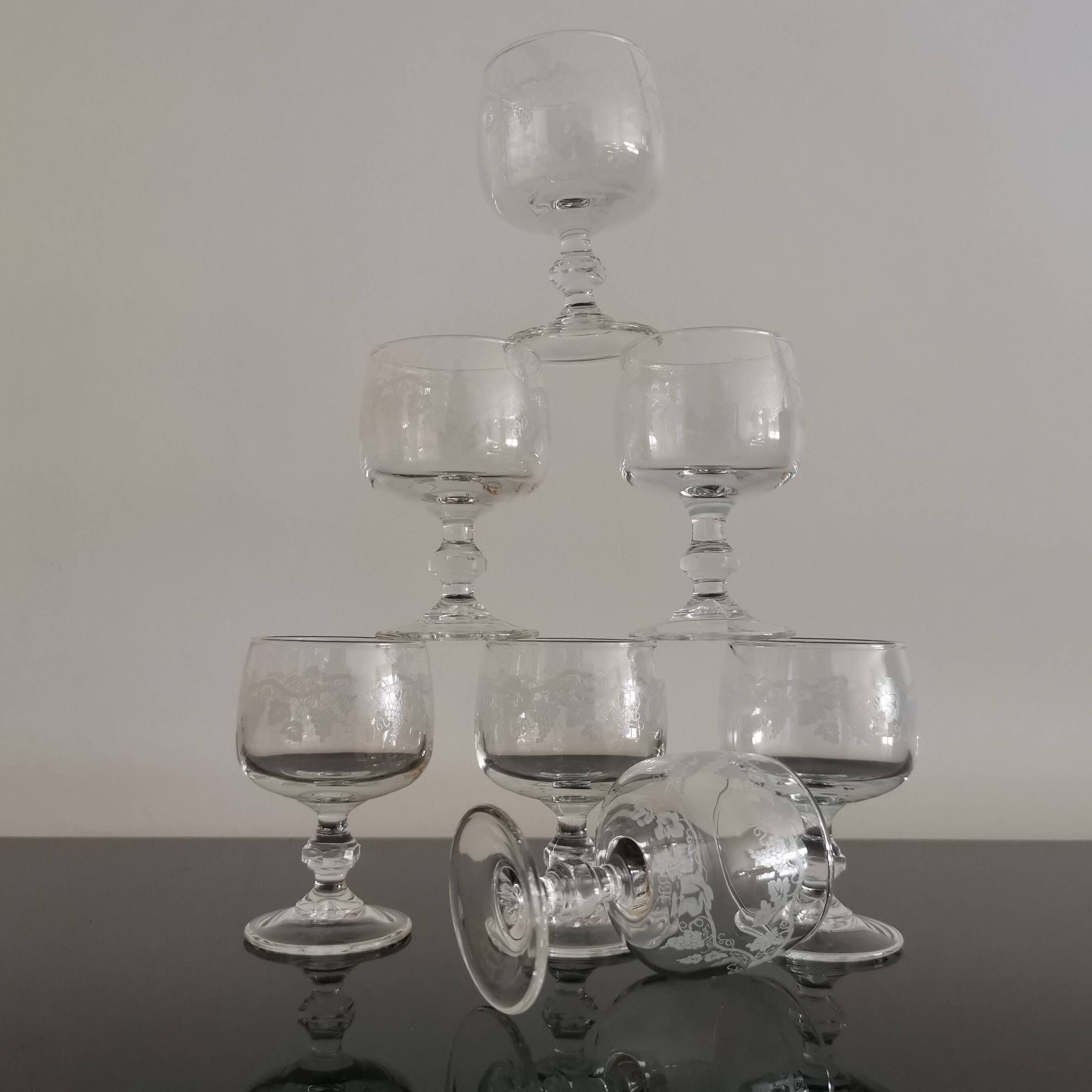 Set of 7 port glasses on crystal legs decorated with grapes and vine branches Luminarc