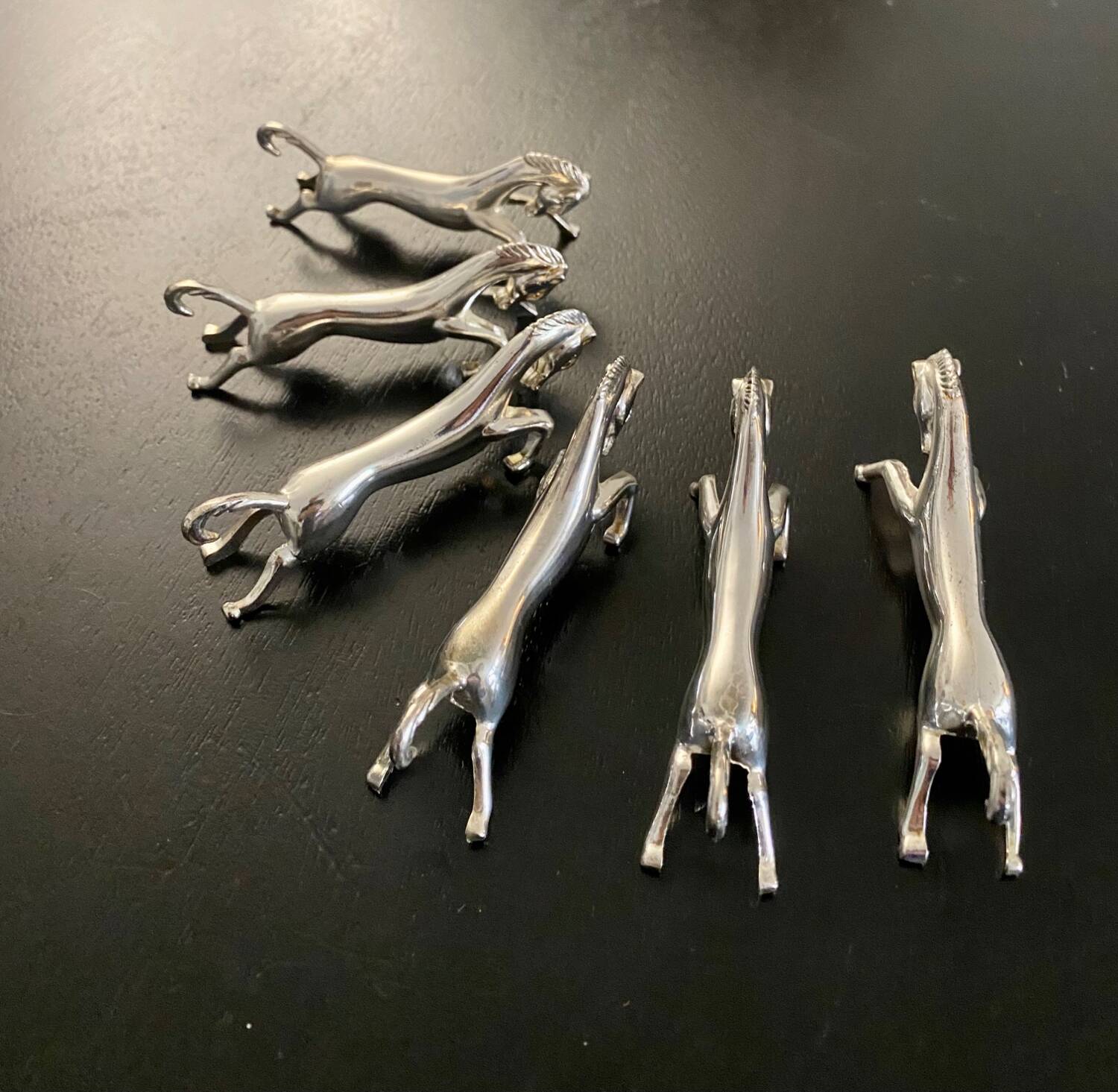 6 horse-shaped metal knife holders