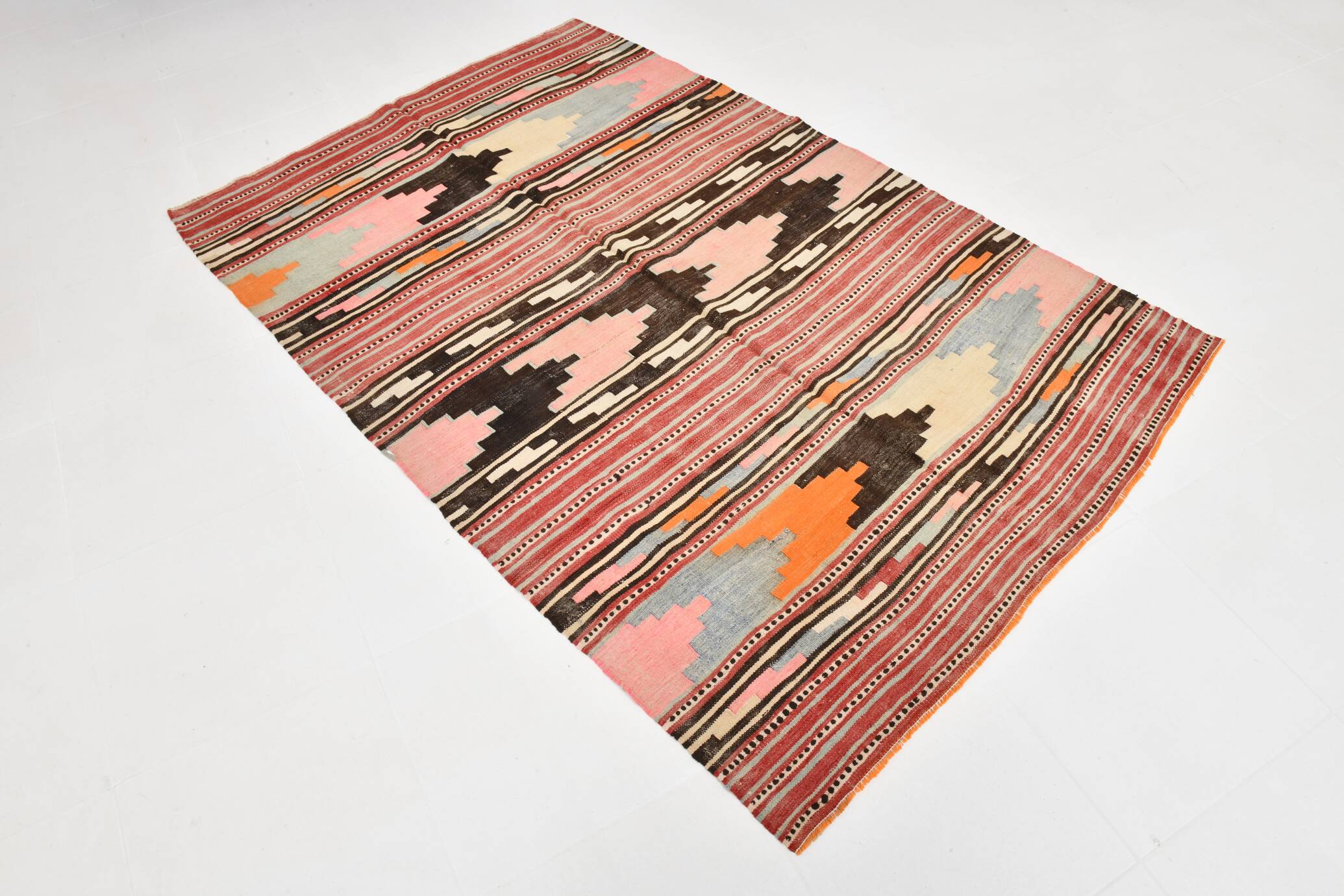 Tapis Kilim fait main rayé rose blush et marron, 131x196 cm