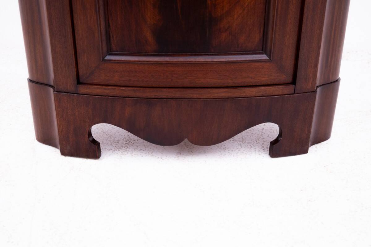 Commode d'angle en acajou, Europe du Nord, fin du XIXe siècle.