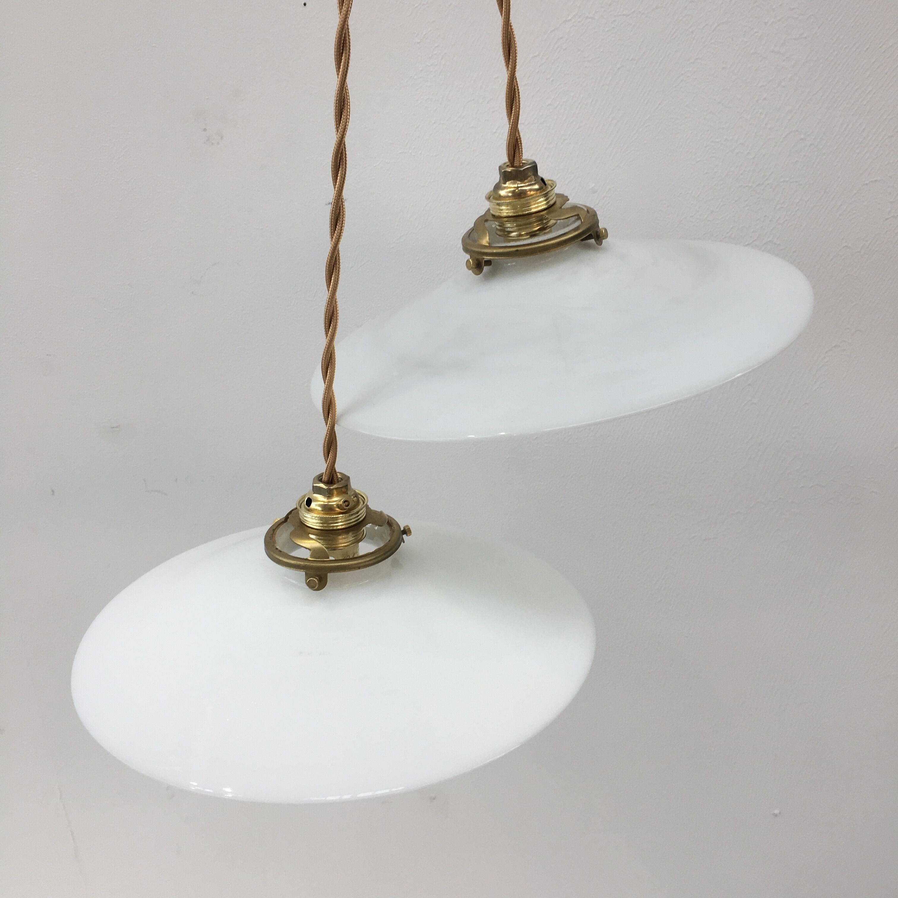 Paire de suspensions en opaline blanche