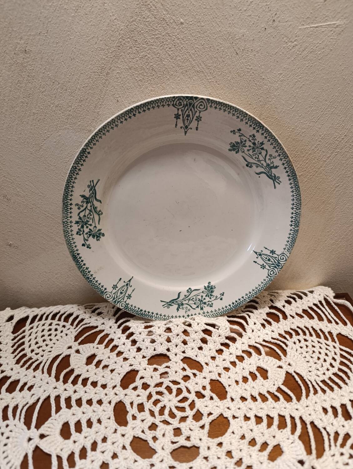 Set of 2 Sarreguemines 4003 plates with green arabesques and flowers