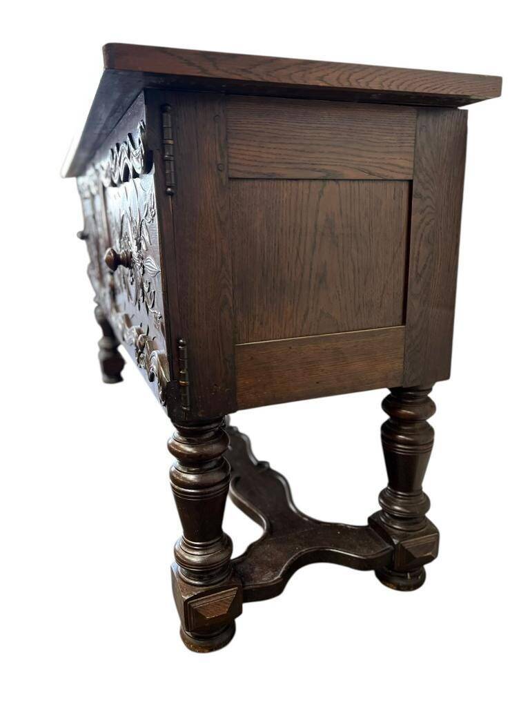 Buffet / armoire sculptée en bois vintage