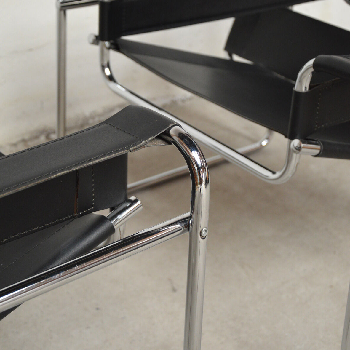 Paire de fauteuils Wassily noir par Marcel Breuer édition Habitat