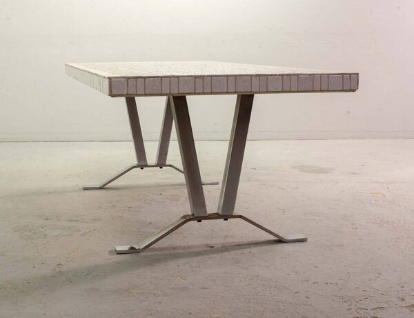 Grande table basse en carreaux de céramique de style Denisco vintage avec base chromée