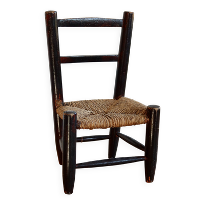 Petite chaise d'enfant ancienne en bois et assise paillée