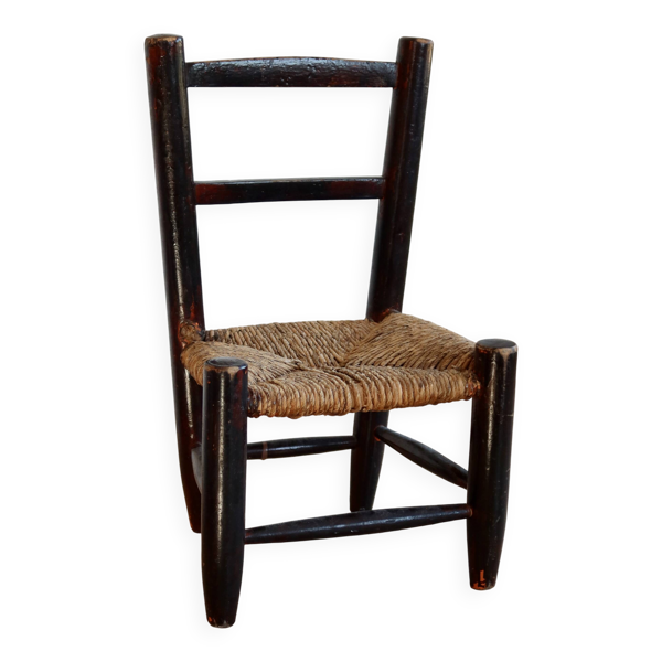 Petite chaise d'enfant ancienne en bois et assise paillée