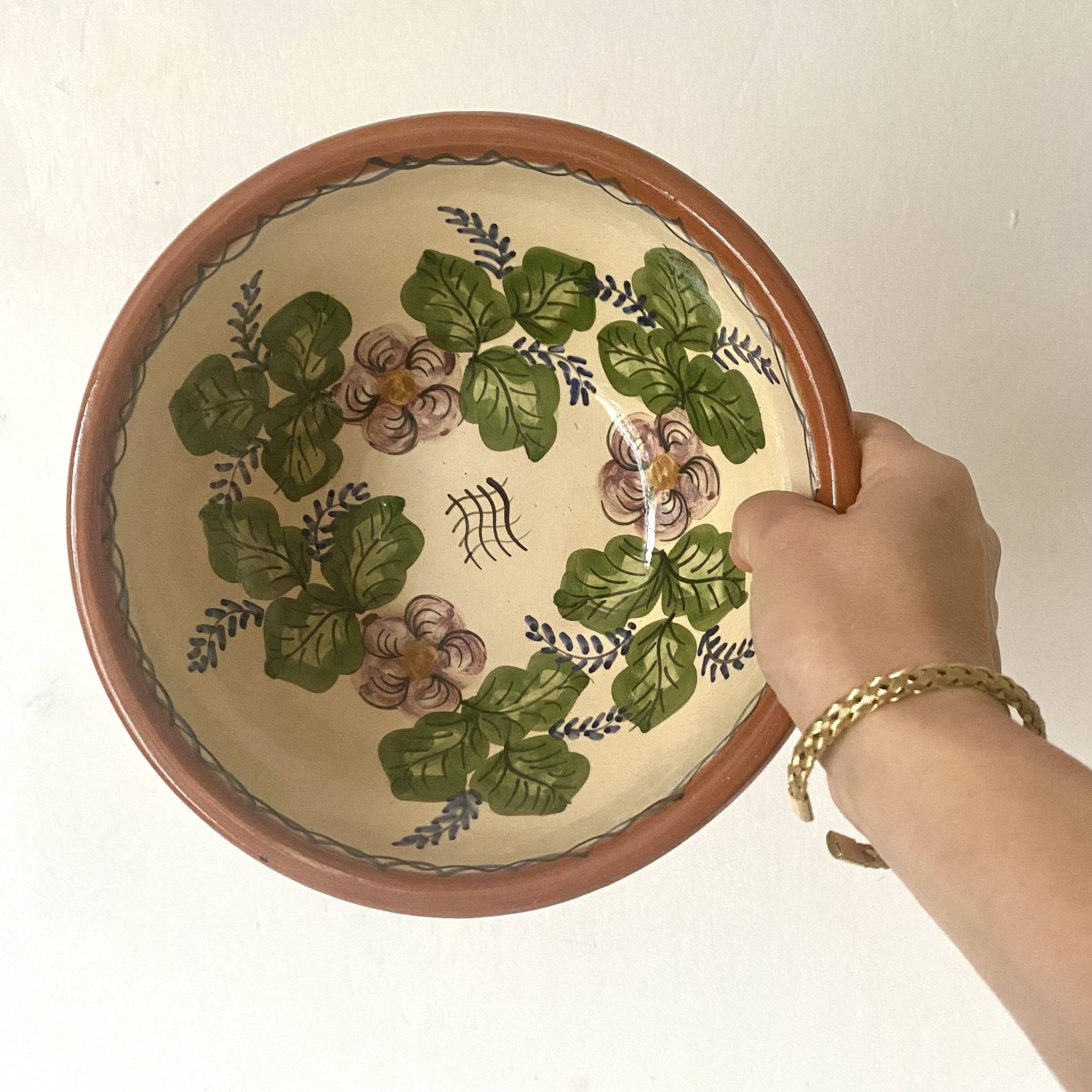 Saladier en terre cuite à décor de fleurs