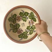 Saladier en terre cuite à décor de fleurs
