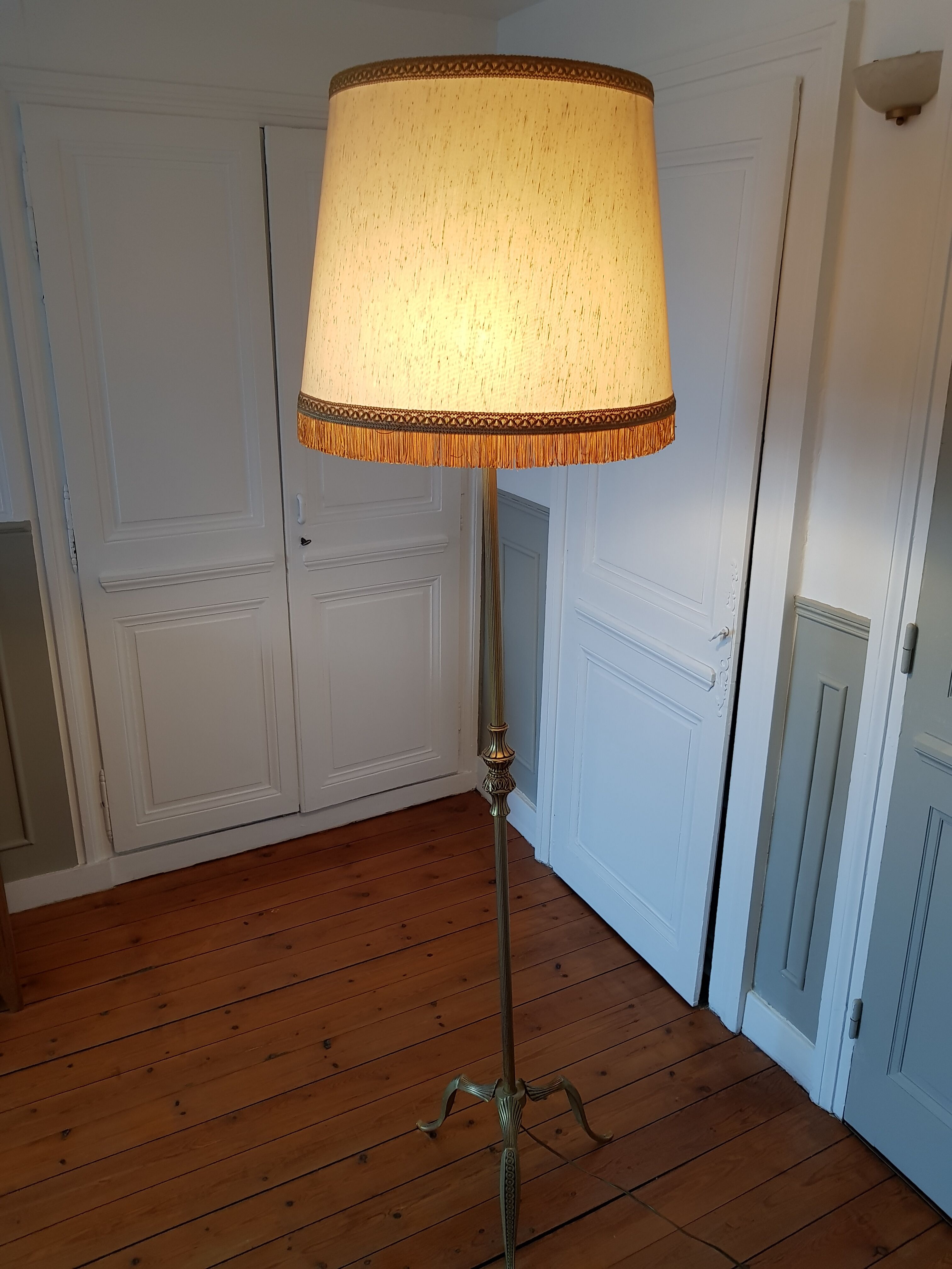Authentic antique lamppost in gilded brass lampshade in fringed cream fabric