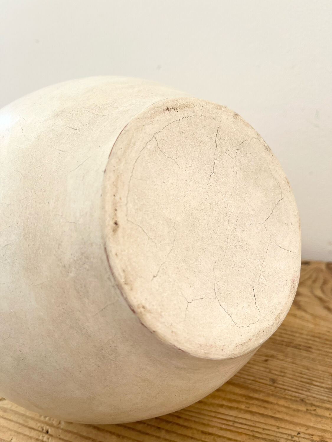 White vase in tadelakt