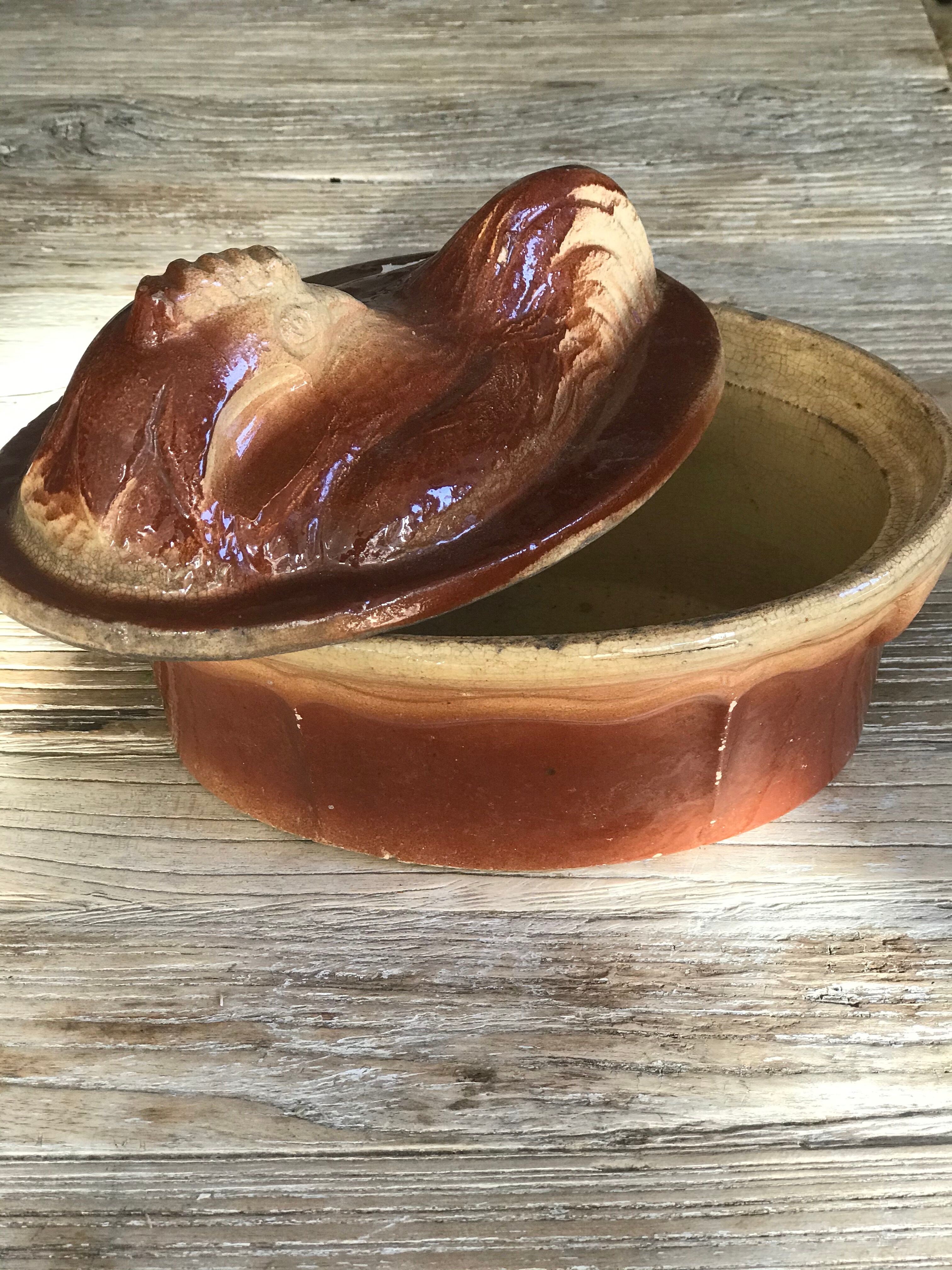 Terrine ancienne en terre cuite avec couvercle en forme de poularde