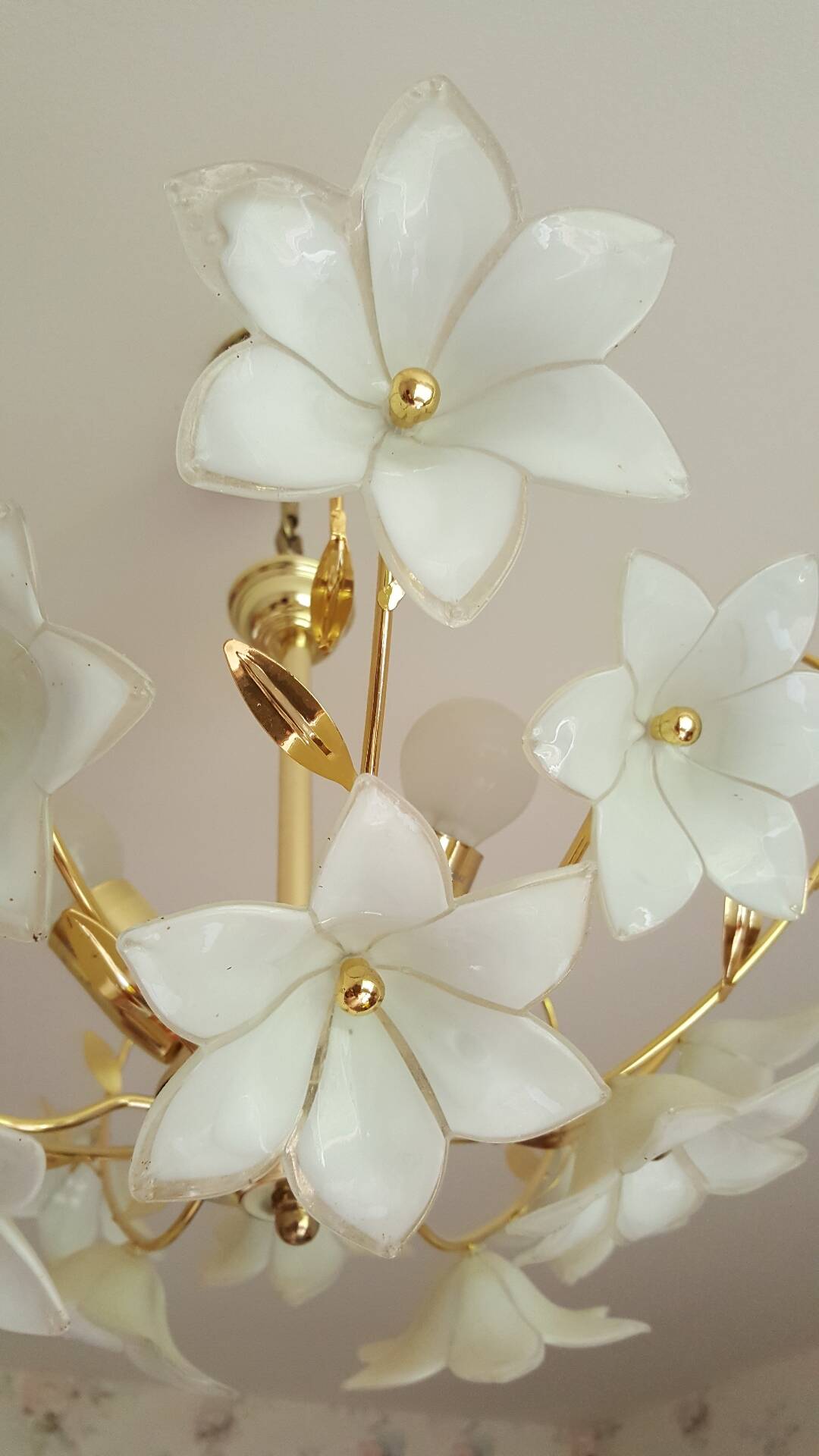 Murano chandelier with white flowers