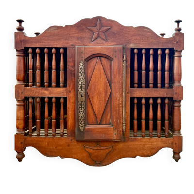 Panetière en Noyer Mouluré et sculpté Époque XIX siècle.