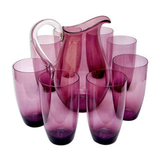 Service de verres mauves vintage avec pichet