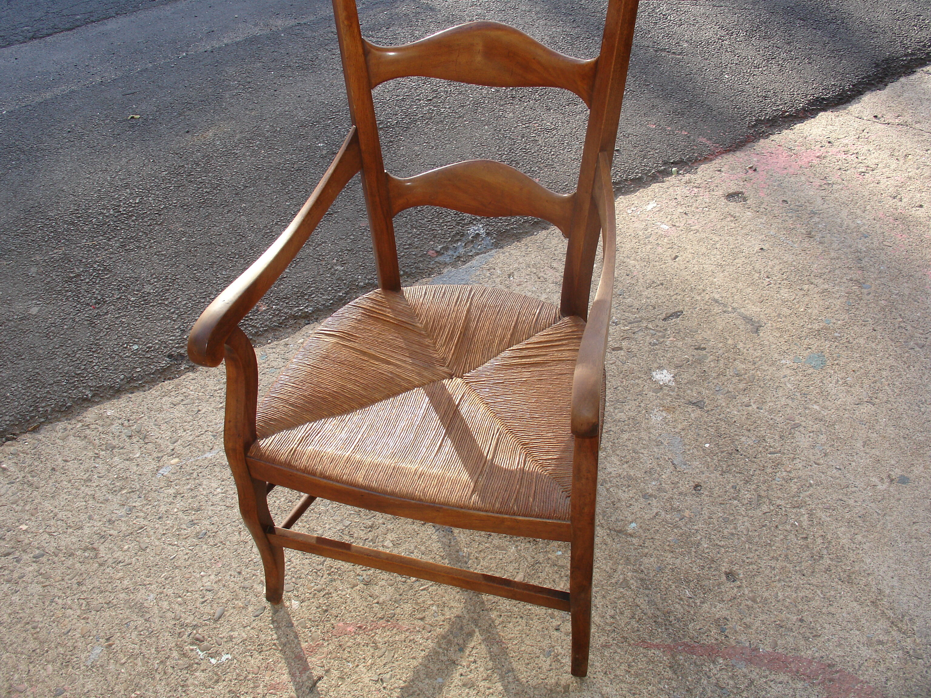 Fauteuil époque Louis Philippe en noyer et paille