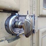 Porte d'entrée cintrée double en chêne, grilles et verre, XIXème