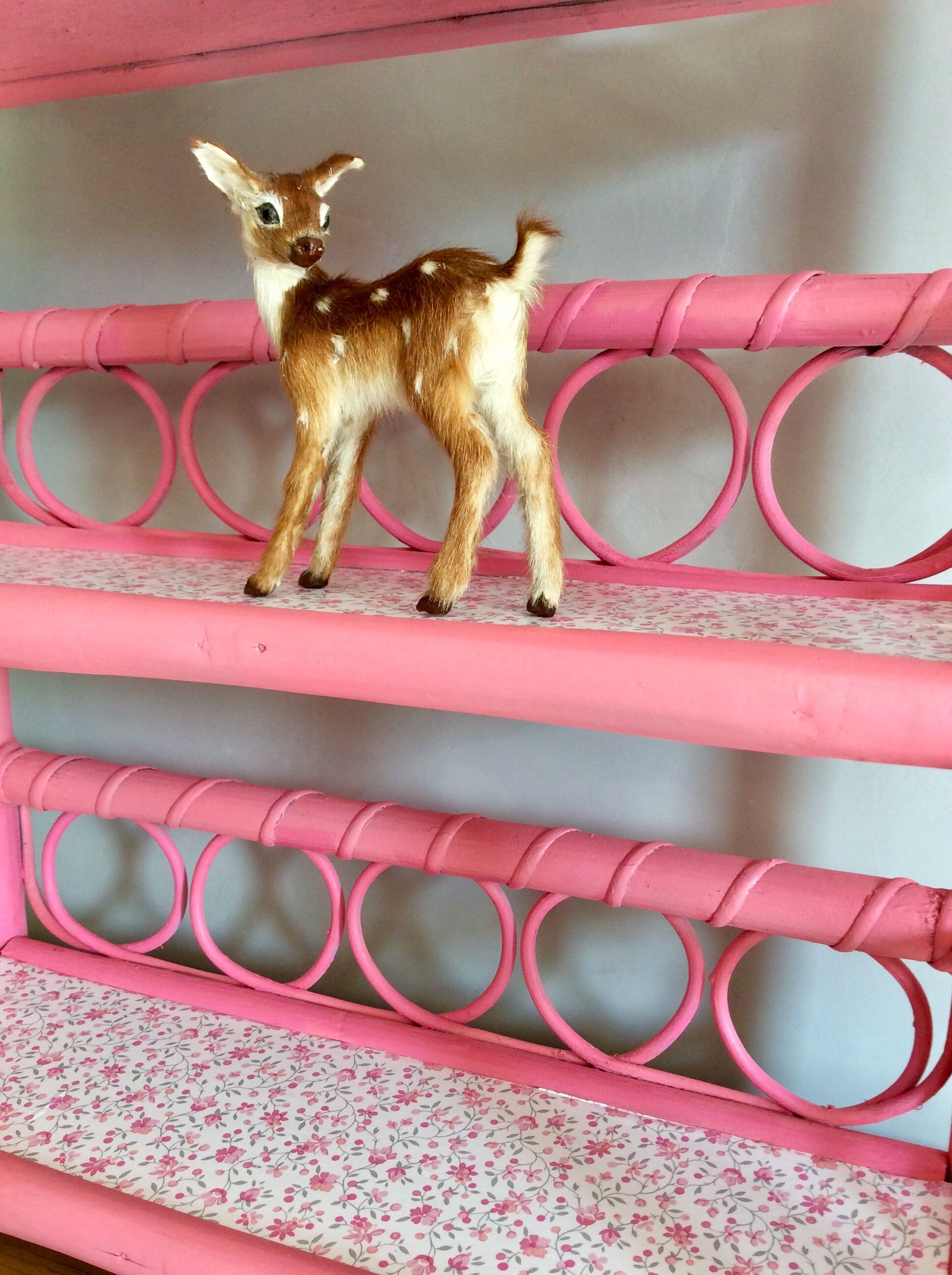 Etagere en rotin rose