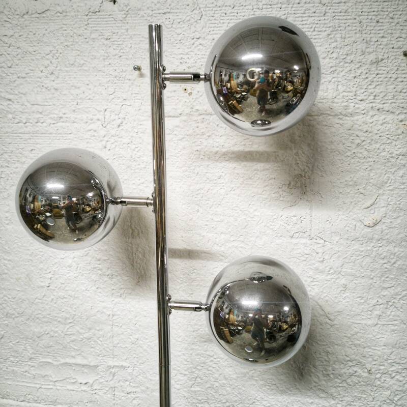 “Eye ball” floor lamp with tulip base