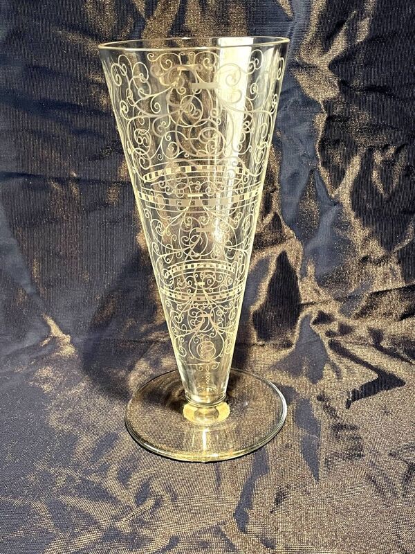 Vase conique modele lido en cristal de baccarat motifs art deco