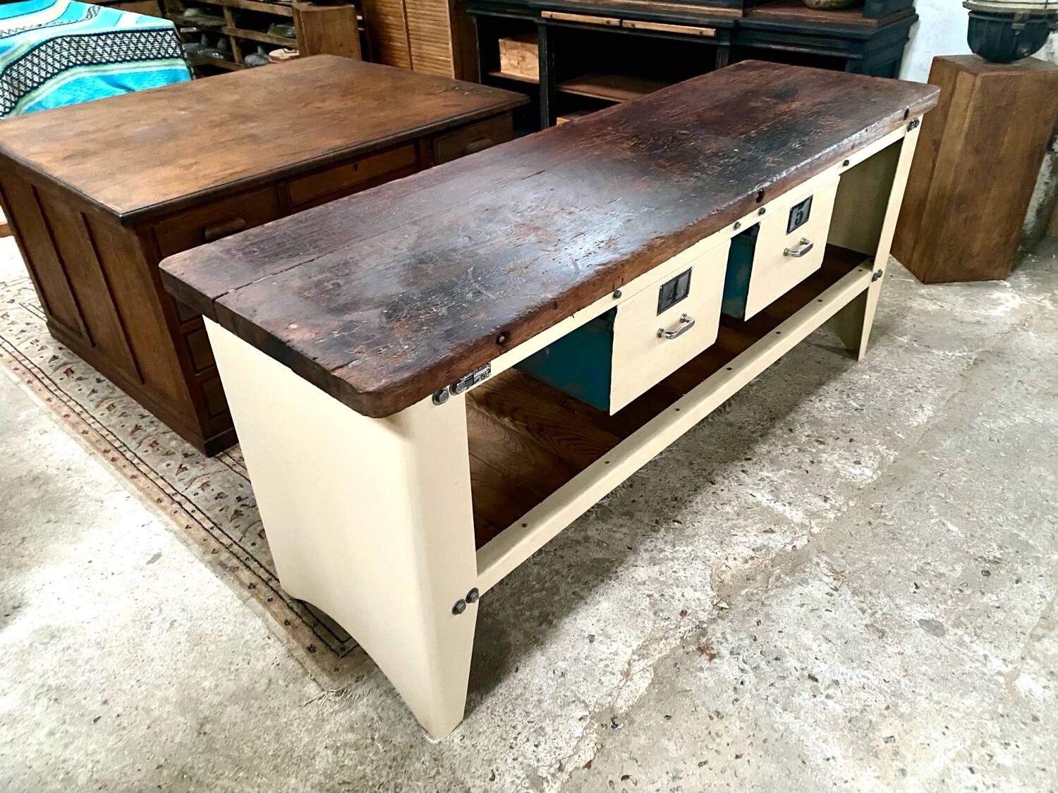 Industrial establishment Air Force Central island workbench
