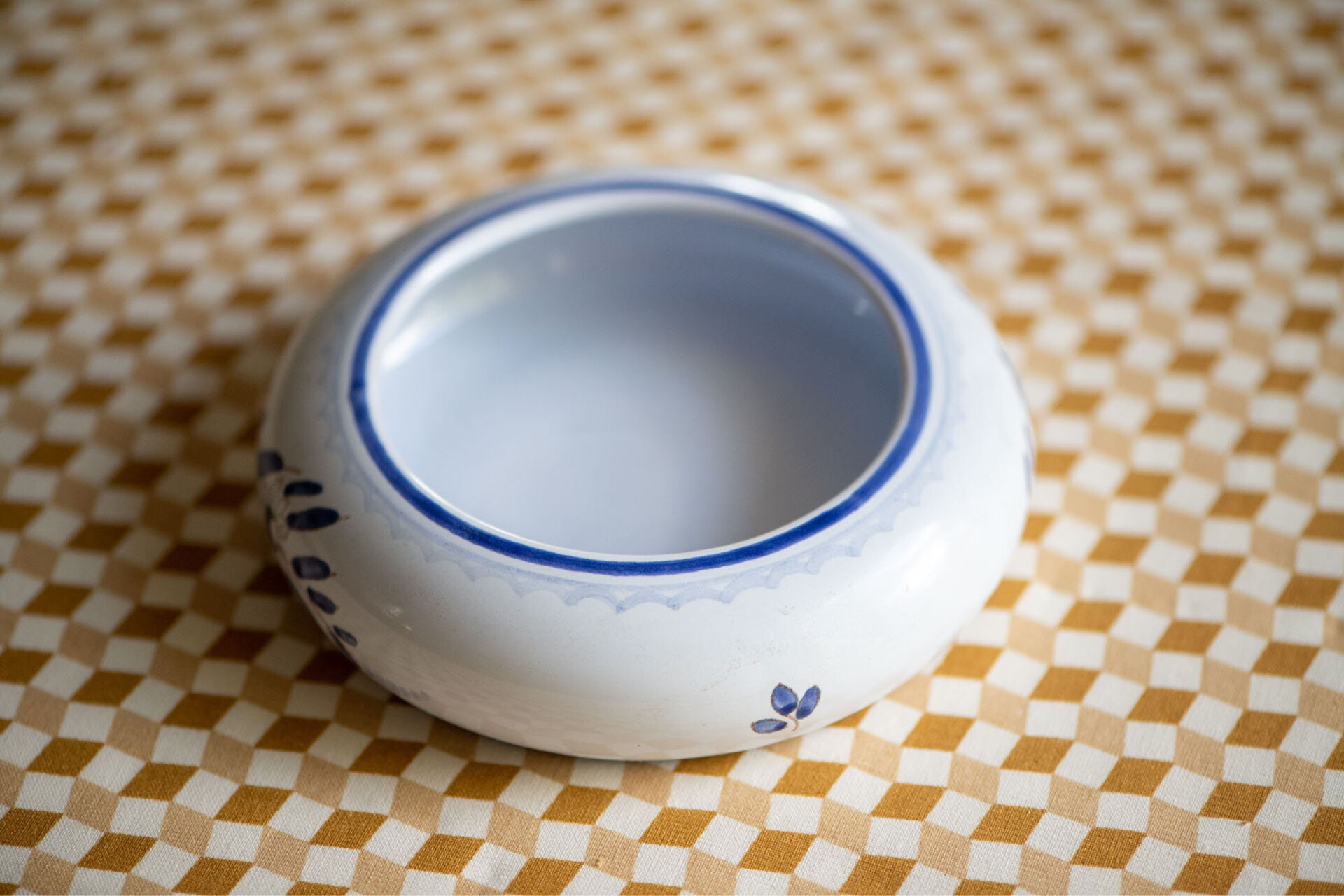 Nevers faience bonbonnière - Atelier C. Girande