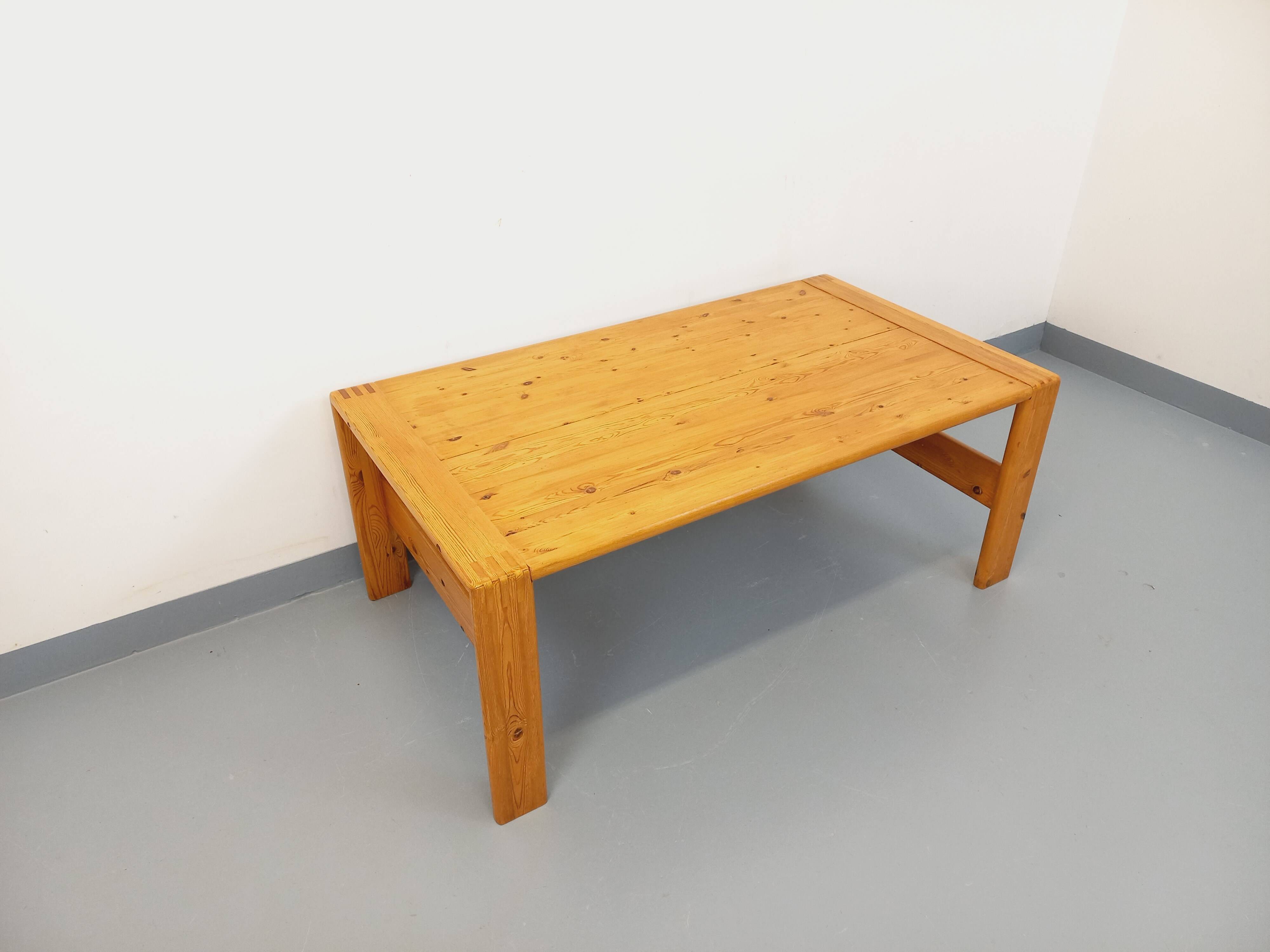 Large vintage coffee table in solid pine from the 70s and 80s.